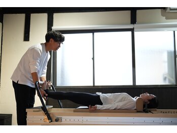 フェムフローラスタジオ フシミイナリ(Fem FLORA STUDIO fushimiinari)の写真/理学療法士のの資格を持った人が指導するパーソナルピラティス/あなたの動きの癖に合わせた指導を行います