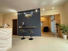 シンプルで落ち着きのある待合室です☆