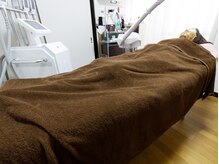 静かな空間でゆったり施術を受けられます♪