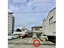 駐車場はサロン建物の駐車場ではなく、高知市与力町8-8の2番です