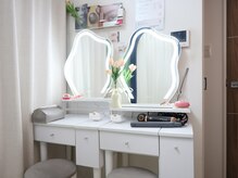 モイスト アイズ 難波(moist eyes)の雰囲気（ドライヤー、アイロンもあるドレッサーでメイク直しもできます◎）