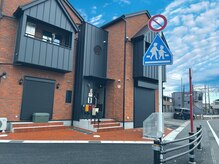 ponoの雰囲気(赤レンガの可愛い外観♪ポストの並んでいる方が入り口【202】室)