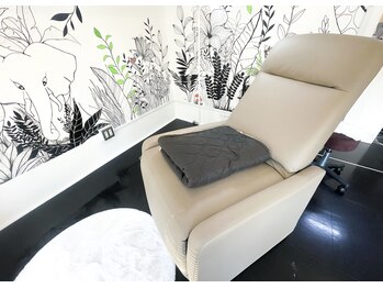 アンドスリー 原宿 表参道店(And Three)/GANA ソファーで快適施術