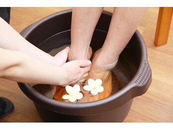 ホグシリラクゼーション 浜松町店(hogushi)/リフレクソロジーは足湯から