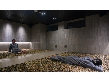 ミネラルスパ バイ アラシノユ(mineral spa by arashi no yu)/最大8人ご入浴いただける浴室