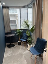 かわさき整体院/窓と植物待合スペース☆
