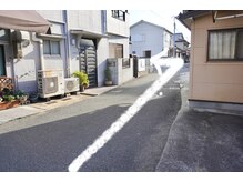 ミイン(mi-in)/進んですぐ左手の駐車場