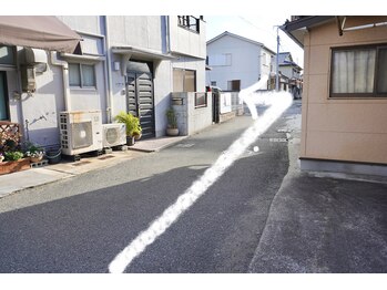 ミイン(mi-in)/進んですぐ左手の駐車場