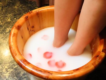らく りらく/たっぷり美容液配合の足湯