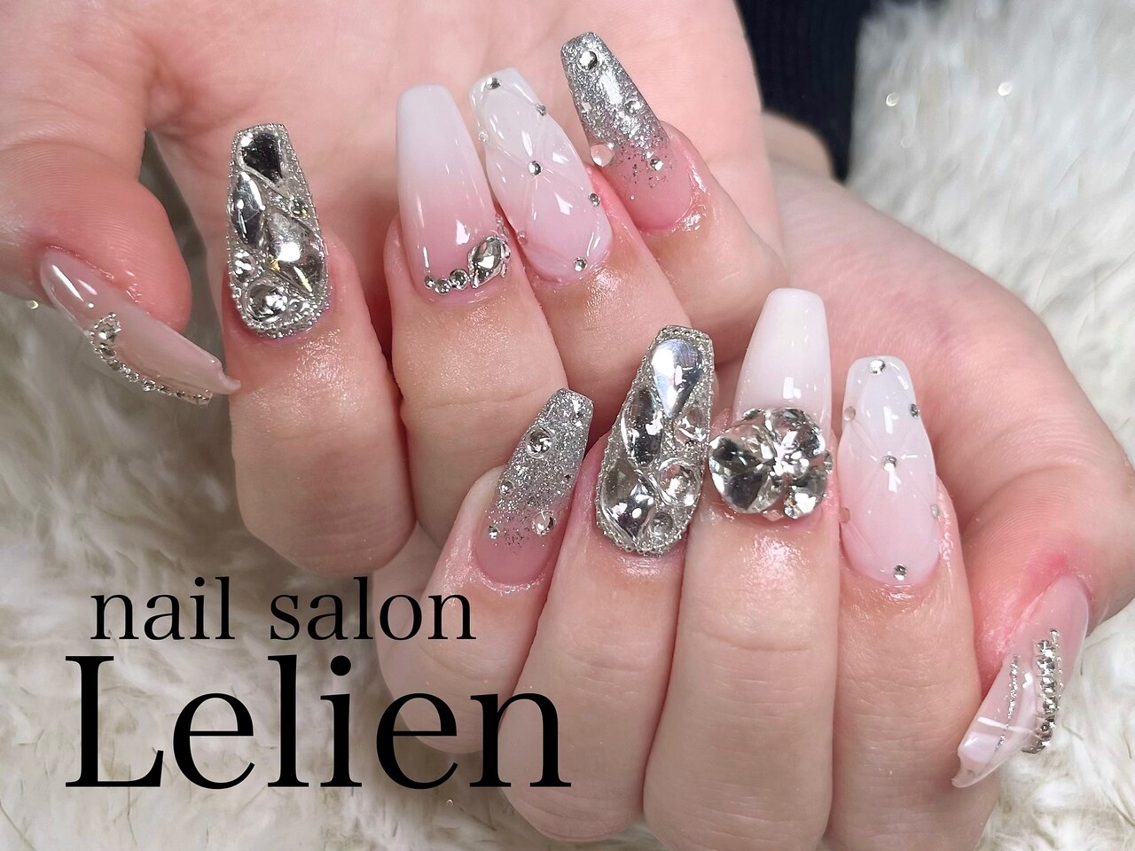 ロングネイル ホワイト ブラック 花 2026年冬トレンド】ホワイト スーパーロングのネイルデザイン集｜人気