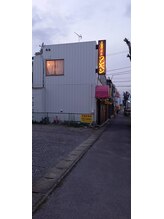 ワンペン/駐車場店の脇です。