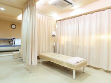 こころ鍼灸マッサージ院の雰囲気（各ベッドはカーテンで仕切られた個室となります。）