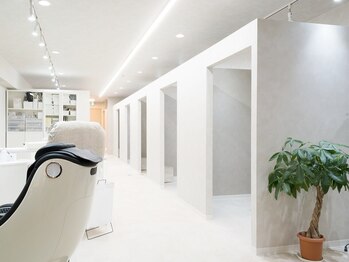 まつげエクステサロン エスラッシュ 大宮店(esLASH)/広々店内