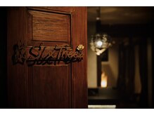 シックスツリー(Six tree)/木目調の扉でお出迎え