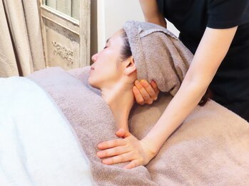 クラン シュプール 表参道店の写真/【口コミで高評価と話題◎】常に頭の重だるさを感じている方必見！極上首肩ヘッドスパコースを貸切空間で