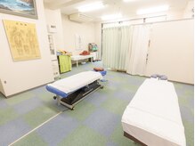 与野腰痛センターの雰囲気（広々と開放感あふれる部屋で施術をお受けいただけます。）