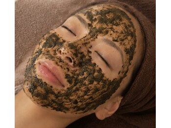 エル(Elle)の写真/繰り返すニキビ・毛穴悩みを卒業へ。医療提携《TIPハーブピーリング》で、肌を土台から整える本格肌管理