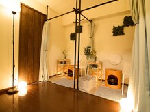 夢みるよもぎ蒸し 天王寺店の雰囲気（清潔で広々としたよもぎ蒸しスペース。黄土よもぎ蒸し専門店）