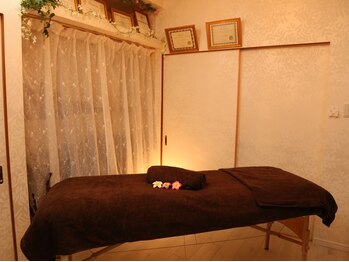 リラクゼーションサロン 采香/シンプルで落ち着いた空間