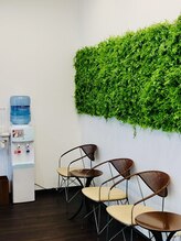 コリフレッシュ 北野店/グリーンを基調とした待合室です