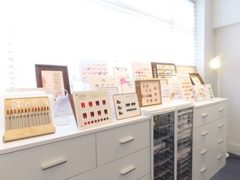 コモネイルスタジオ(CoMo Nail Studio)の写真/【あなたの理想の手元に!】トレンド感たっぷりのアートで“なりたい”を叶える♪