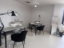 エクリュ(ecru)の雰囲気（統一感のある白基調の店内）