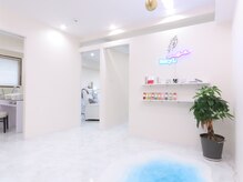 ベリルネイル(BeryL Nail)の雰囲気（白を基調としたカフェかのような空間になっています♪）