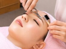 ロイヤルメイキングの雰囲気（自分では難しい眉スタイリング！プロの繊細な技術に納得♪）