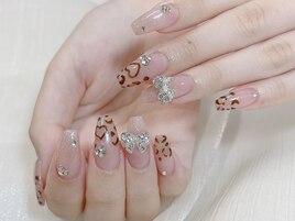 さりげなく甘レオパード秋ネイル