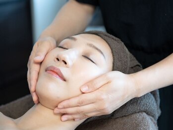 ビューティー ウエディング ジュエル(Beauty Wedding Jewel)の写真/【リンパマッサージでをスッキリ小顔に♪】お悩みに合わせて徹底ケア☆特別な日の前にもオススメ◎