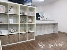 リリーアイラッシュ(LILY eyelash)の雰囲気（店内レジ横の棚には美容液やサンプルなどが置いてあります♪）