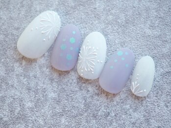 カトルナフ(quatre fois neuf)/くすみマットの雪の結晶ネイル