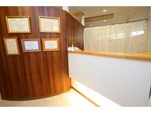 西所沢駅前接骨院 整体院/開放感のある受付窓口になります