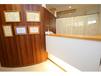 西所沢駅前接骨院 整体院/開放感のある受付窓口になります