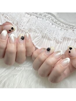 リッシュ トロワ(RICHE trois)/うるきら!黒バラネイル