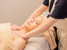 ヘッドスパのプレミアムは、首肩、肩甲骨周りのこりほぐし付き☆