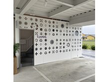 駐車場2の後方入口から階段を上がると、店舗扉がございます♪