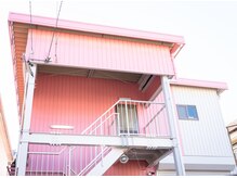 ユキハネイル(yukiha.nail)の雰囲気(ピンクの建物の2階がネイルサロン♪)