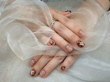 グレイヘアービューティー(gray hair beauty)/お花のマグネットネイル