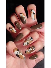 リリィアンドティアラ/牛柄ネイル