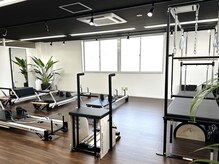 グッドデイズピラティス(Gooddays pilates)の雰囲気（リフォーマーに加え、チェア、バレル、キャデラックまで完備◎）