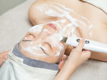 ココチ(KOKOCHI)の写真/【小顔コルギ+肩首デコルテ+石膏パック+超音波毛穴洗浄】毛穴汚れのない透明感のある美肌へ♪小顔効果も◎