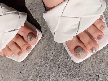 ネイルズピクシー ルヴィルーム(Nail's pixie REVI room)の写真/【サンダルの季節へ】夏に向けてそろそろ足元のお手入れしませんか♪ワンカラー☆オフ込￥3980～
