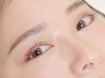 アウラ(aura)/まつ毛と眉毛で目元ぱっちり