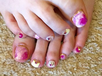 アウリン(AURYN)/ぼかしフラワーフットネイル