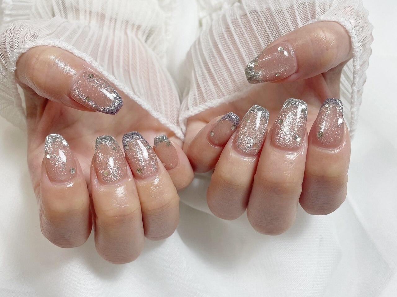 2025年-2026年冬トレンド】シルバーフレンチのネイルデザイン集｜人気