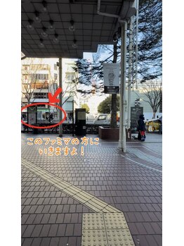 アミュレット(amuuulet)/奥のファミマの方に進みます。