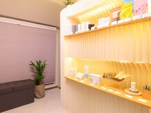 よもぎ蒸しの心地よさを自宅まで持ち帰る物販棚