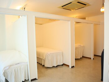 サロン ド レイ(Salon de Rei)/清潔感のある白いベッドルーム