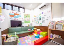 よつば鍼灸整骨院 春日院の雰囲気（キッズスペース・バウンサー完備◎子どもを気にせず受けられる♪）
